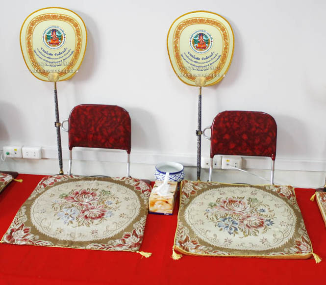 ตัวอย่างอาสนะพนักพิงขาเหล็ก